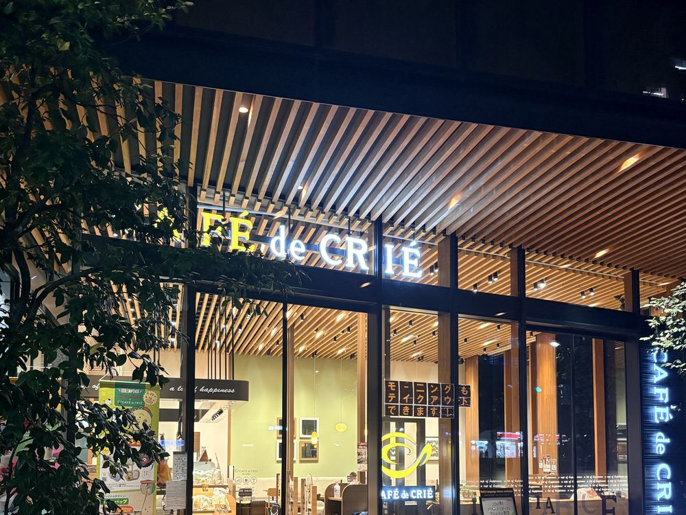 夜間に点灯しているCAFÉ de CRIÉの店舗正面