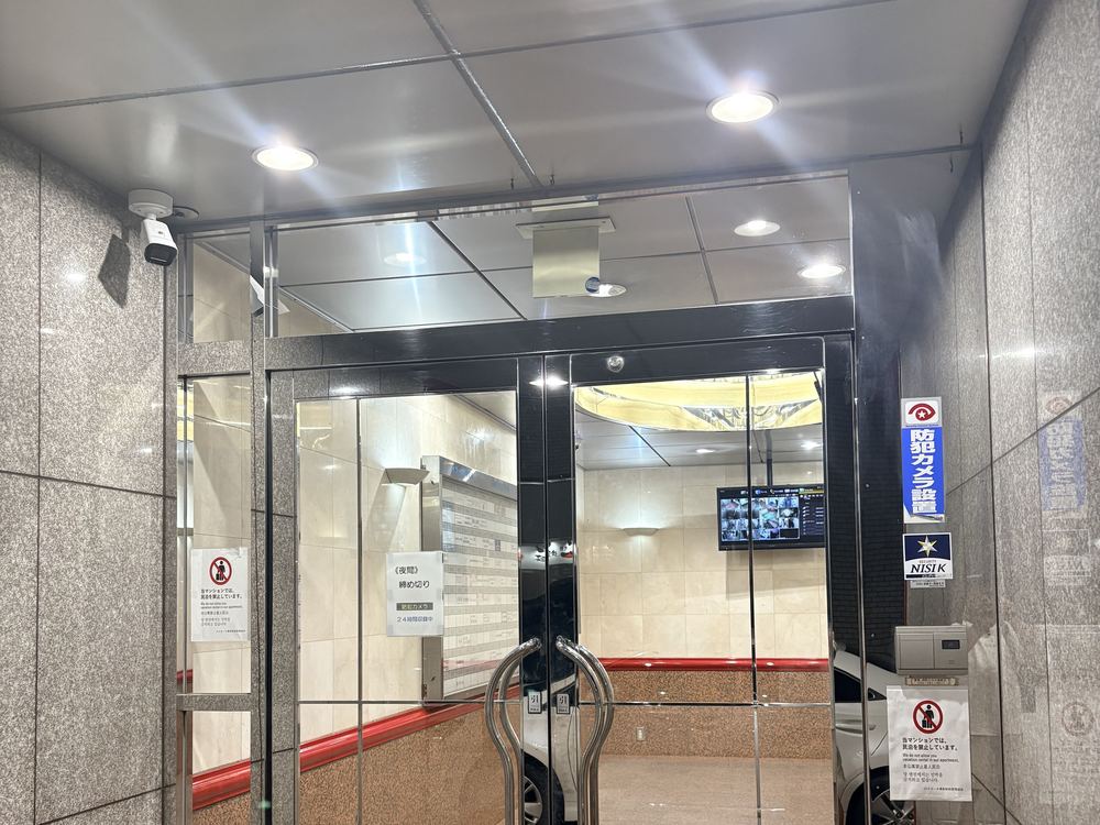 ハイラーク博多駅前のエントランス。ガラスの両開き扉
